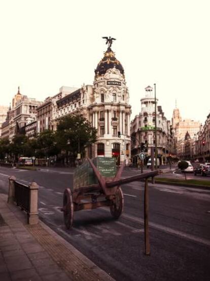 Un carro con productos de La casa de la aldea, aparcado en la calle Alcalá de Madrid.