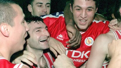 Joan Creus en el medio, tras ganar la Liga con el TDK Manresa en 1998.