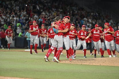 Los Diablos Rojos festejan tras ganar el cuarto juego de la serie de campeonato a los Sultanes de Monterrey, el 9 de septiembre.