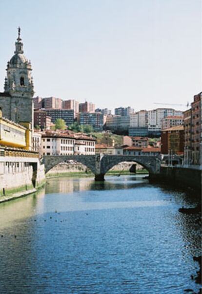 Éste es el puente bilbaíno por excelencia, hasta el punto de aparecer en el escudo de la villa. Es anterior
a 1315, y a lo largo de su historia ha sido destruido por innumerables riadas, conocidas aquí como aguaduchos. Su nombre es debido a que, hasta la mitad del siglo XIX, enlazaba la plaza pública con la iglesia de San Antón, puesto que estaba ubicado aguas abajo del actual. En la Edad Media se cobraba un tributo por cada animal o mercancía que pasaba por él.