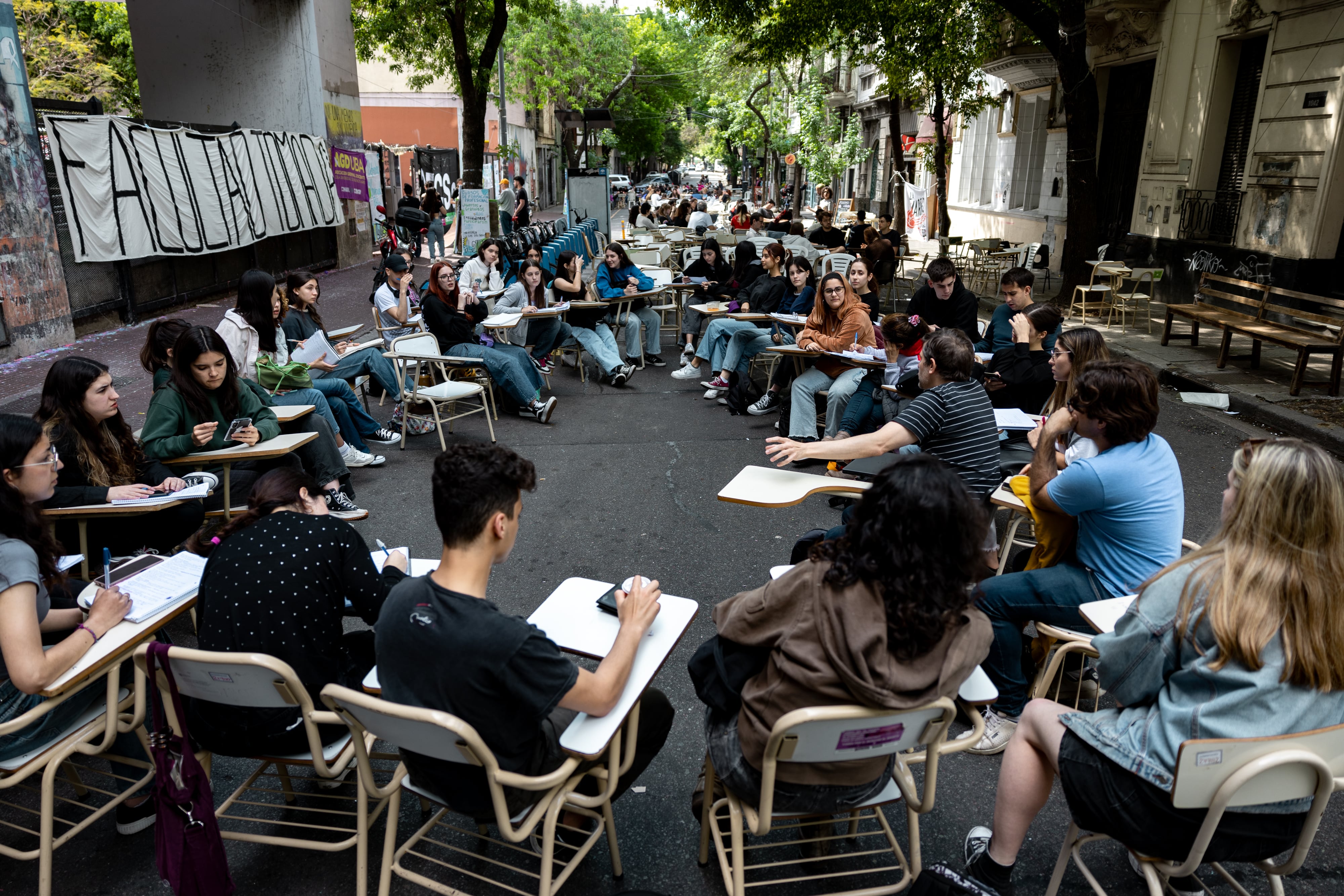 “Es como si nos dijeran ‘váyanse, no los queremos más’”: Argentina ante una fuga de cerebros