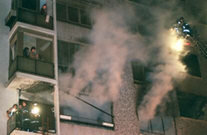 Los vecinos piden socorro con pañuelos desde sus balcones.