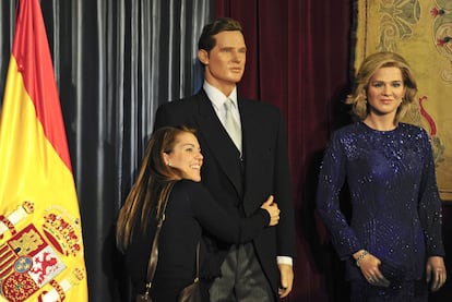 Una mujer posa con las figuras de Iñaki Urdangarin y la infanta Cristina en el Museo de Cera de Madrid.