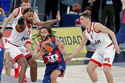 Henry pasa el balón ante la defensa de Larentzakis y Jean-Charles