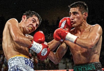 Marco Antonio Barrera (a la izquierda) contra Eric 'El Terrible' Morales, en un combate celebrado en Las Vegas en 2002.