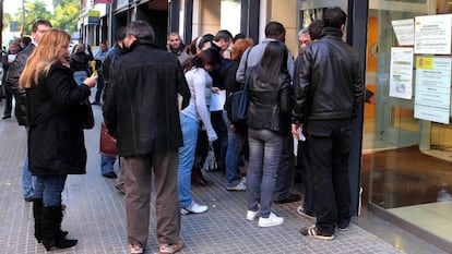 Colas ante una oficina de trámites de extranjería.