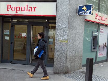 Una sucursal de Banco Popular en Madrid con la nueva imagen corporativa.