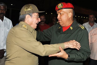 Imagen cedida por Cubadebate donde se ve al presidente cubano, Raúl Castro, despidiendo anoche a su homólogo venezolano, Hugo Chávez, en el aeropuerto de La Habana.