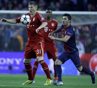 Schweinsteiger perseguido por David Villa.