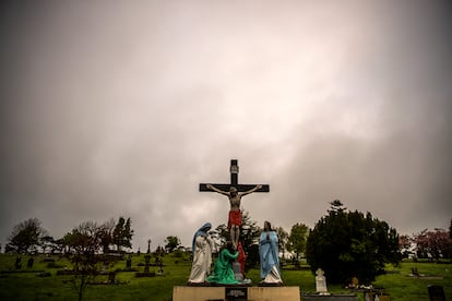 Monumento a los caídos del condado de Mayo en las guerras del siglo XX, en el cementerio de la localidad de
Castlebar.