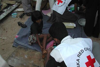 Voluntarios de la Cruz Roja ayudan a los heridos por el maremoto del 26 de diciembre.