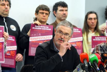 Txiki Muñoz, durante la rueda de prensa para anunciar una manifestación en Bilbao.