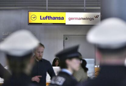 Policías vigilan el mostrador de Lufthansa/Germanwings en el aeropuerto de Düsseldorf en Alemania hoy, martes 24 de marzo de 2015. Cuarenta y cinco personas con apellidos españoles viajaban en el avión de la compañía Germanwings que se ha estrellado esta mañana, con 142 pasajeros y 6 tripulantes, en Los Alpes franceses tras despegar de Barcelona en dirección a Dusseldorf. EFE/Oliver Berg