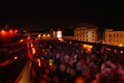 Vistas nocturnas de Budapest desde la azotea de 600 metros cuadrados del bar Corvintetö