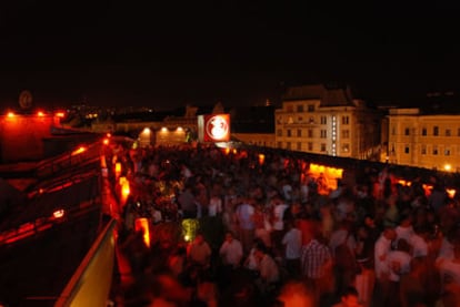 Vistas nocturnas de Budapest desde la azotea de 600 metros cuadrados del bar Corvintetö