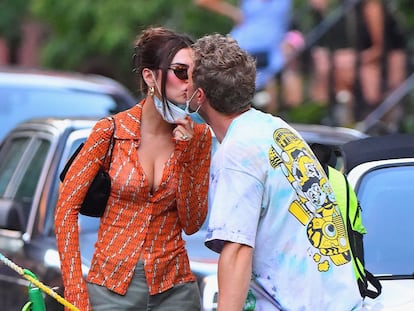 Emily Ratajkowski kisses Sebastian Bear-McClard on a New York street in 2021.