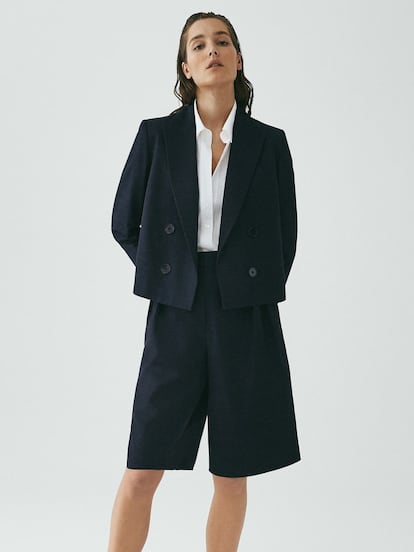 ¿Quién dijo que unas bermudas no podían ser el perfecto aliado para un look de oficina? Estas en azul marino y talle alto con americana a juego demuestran que se equivocaba. Son de Massimo Dutti y su precio es de 59,95 euros.