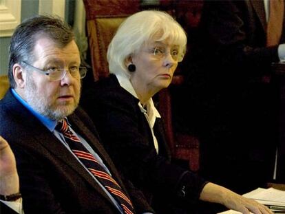 Jóhanna Sigurdardóttir vota la <i>ley Icesave,</i> ayer en el Parlamento islandés junto al ministro de Exteriores, Ossur Skarphedinsson.