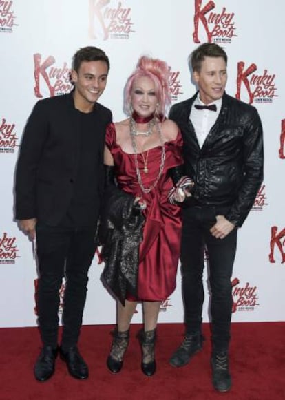Daley y Lance con la cantante Cindy Lauper en el estreno londinense del musical 'Kinky boots', el año pasado.