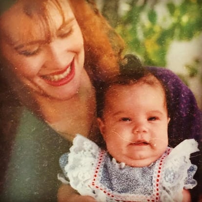 “Yo y mi mamá… Una de las mujeres más fueres que conozco. Un día todos conoceréis su historia y os alucinará su fortaleza. Estoy agradecida de tenerte. ¡Te quiero muchísimo! Feliz Día de la Madre”. Con esta foto del pasado, esta cantante mostraba su más tierna infancia. <strong>Pista:</strong> exniña Disney, hoy triunfa como cantante y utiliza su popularidad para llamar la atención sobre los problemas de alimentación así como los problemas mentales.