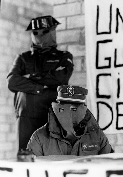 Dos guardias civiles con el rostro oculto durante el acto de presentación del SUGC en Lleida, en 1989.