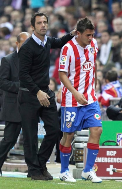 Quique Sánchez Flores, junto a Koke, durante el partido.