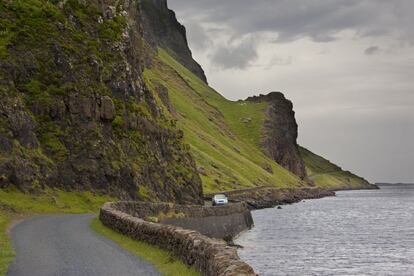 Carretera secundaria en la isla de Mull, en Escocia (Reino Unido).