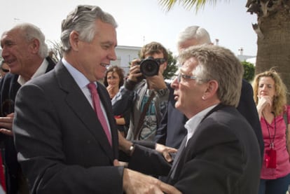 El nuevo consejero de Gobernación, Francisco Menacho (izquierda), saluda al secretario del PSOE de Cádiz, Francisco González Cabaña.