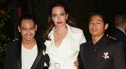 Angelina Jolie con sus hijos Maddox, y, a la derecha, Pax, anoche en Nueva York.