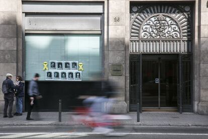 Lazos amarillos en el edificio de Políticas Digitales y Funcion pública de la Generalitat de Cataluña.