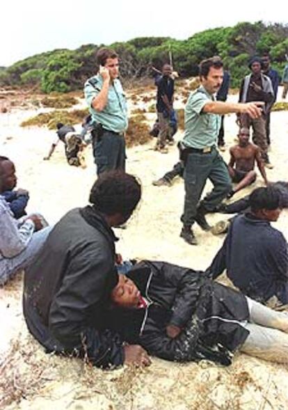 Inmigrantes magrebíes, detenidos en Tarifa en agosto de 2000.