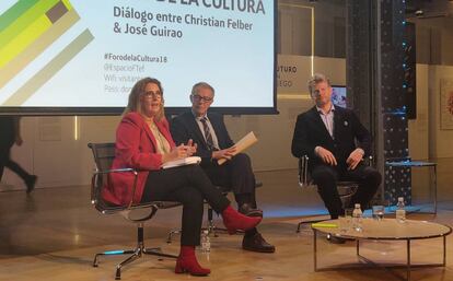 De izquierda a derecha, la periodista Montserrat Domínguez, el ministro de Cultura José Guirao y el divulgador Christian Felber este lunes en Madrid. 