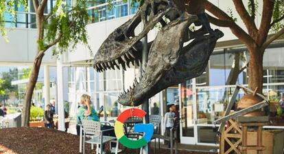 Esqueleto de un dinosaurio en la sede de Google en Mountain View (California).