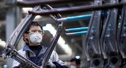 Un empleado de la fábrica Yanfeng Adient, de ensamblaje de asientos de coche, en Shanghái.