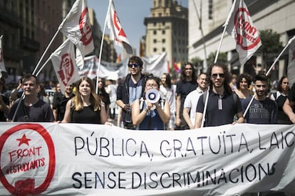 Estudiantes catalanes convocados por el Sindicat d'Estudiants dels Països Catalans (Sepc) y el Sindicat d'Estudiants (SE), unos 2.700 según la Guardia Urbana y 5.000 según los organizadores, se manifiestan este jueves en Barcelona en defensa de la democracia, la libertad de los presos soberanistas, contra el 155, por la reducción de tasas universitarias y en defensa de la educación pública. En la imagen, la cabecera de la manifestación.