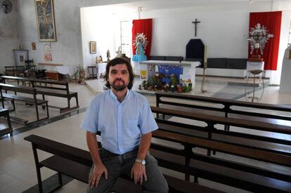 El padre Pepe Di Paola en la parroquia de villa La Cárcova.