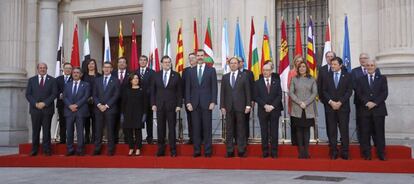 El rey Felipe VI en la fotografía de familia de los asistentes a la VI Conferencia de Presidentes, que reúne al jefe del Ejecutivo, Mariano Rajoy, con los máximos responsables autonómicos, en una cita que no se convocaba desde 2012 y que se espera concluya con la firma de diez acuerdos entre el Estado y las comunidades.