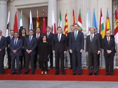 El rey Felipe VI en la fotografía de familia de los asistentes a la VI Conferencia de Presidentes, que reúne al jefe del Ejecutivo, Mariano Rajoy, con los máximos responsables autonómicos, en una cita que no se convocaba desde 2012 y que se espera concluya con la firma de diez acuerdos entre el Estado y las comunidades.