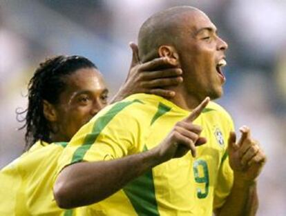 Ronaldo celebra su gol frente a Turquía y recibe la felicitación de Ronaldinho.