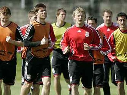 Los jugadores del Liverpool, durante su sesión preparatoria de ayer. Mascherano es el primero por la derecha.