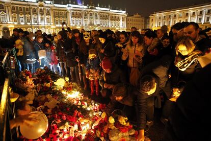 Concentración en la plaza del Palacio de San Petersburgo en memoria por las víctimas del accidente.