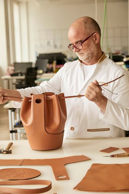 El artesano en un momento del proceso de fabricación.