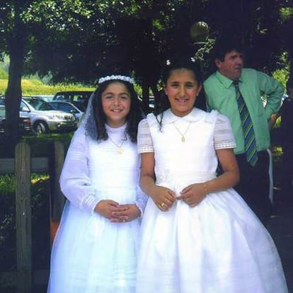 Jessica, a la derecha, junto a su amiga Maider, el día de su primera comunión.