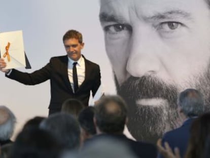 El malagueño recibe el Premio Nacional de Cinematografía en un acto marcado por los acontecimientos políticos