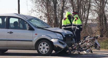 Estado en el que han quedado las bicicletas de los dos ciclistas muertos hoy, arrollados por un turismo en Vallfogona de Balaguer.