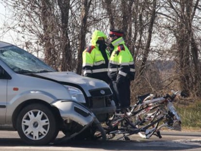 Estado en el que han quedado las bicicletas de los dos ciclistas muertos hoy, arrollados por un turismo en Vallfogona de Balaguer.