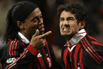 Ronaldinho y Pato celebran un gol al Roma en San Siro.