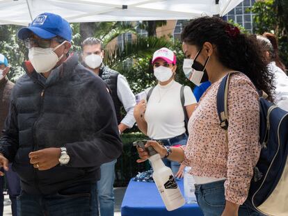 Asistentes con mascarilla a un mitin electoral del PAN en Miguel Hidalgo, Ciudad de México.