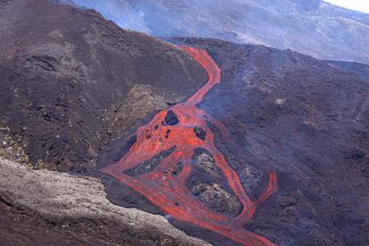 Lava del volcán Piton de le Fournaise durante una erupción, en la isla francesa de La Reunión, en el Océano Índico.