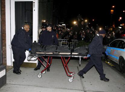 La policía traslada el cadáver de Heath Ledger, fallecido ayer en su domicilio